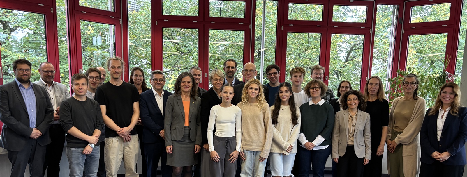 Das Bild zeigt die Teilnehmenden des Schulbesuchs von Dorothee Feller.