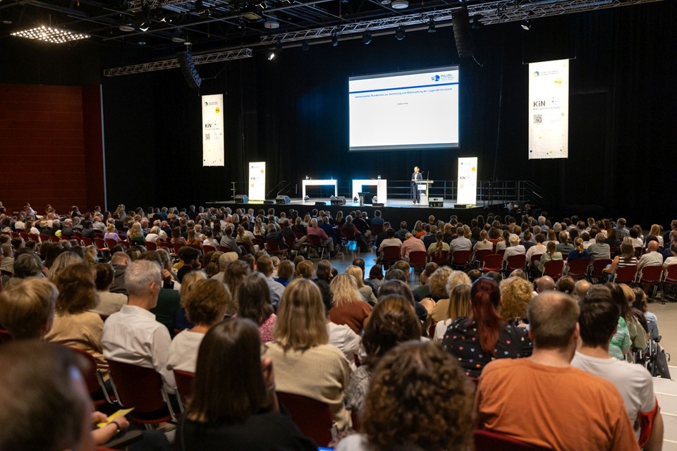 Das Bild zeigt den Saal der KiN-Veranstaltung.