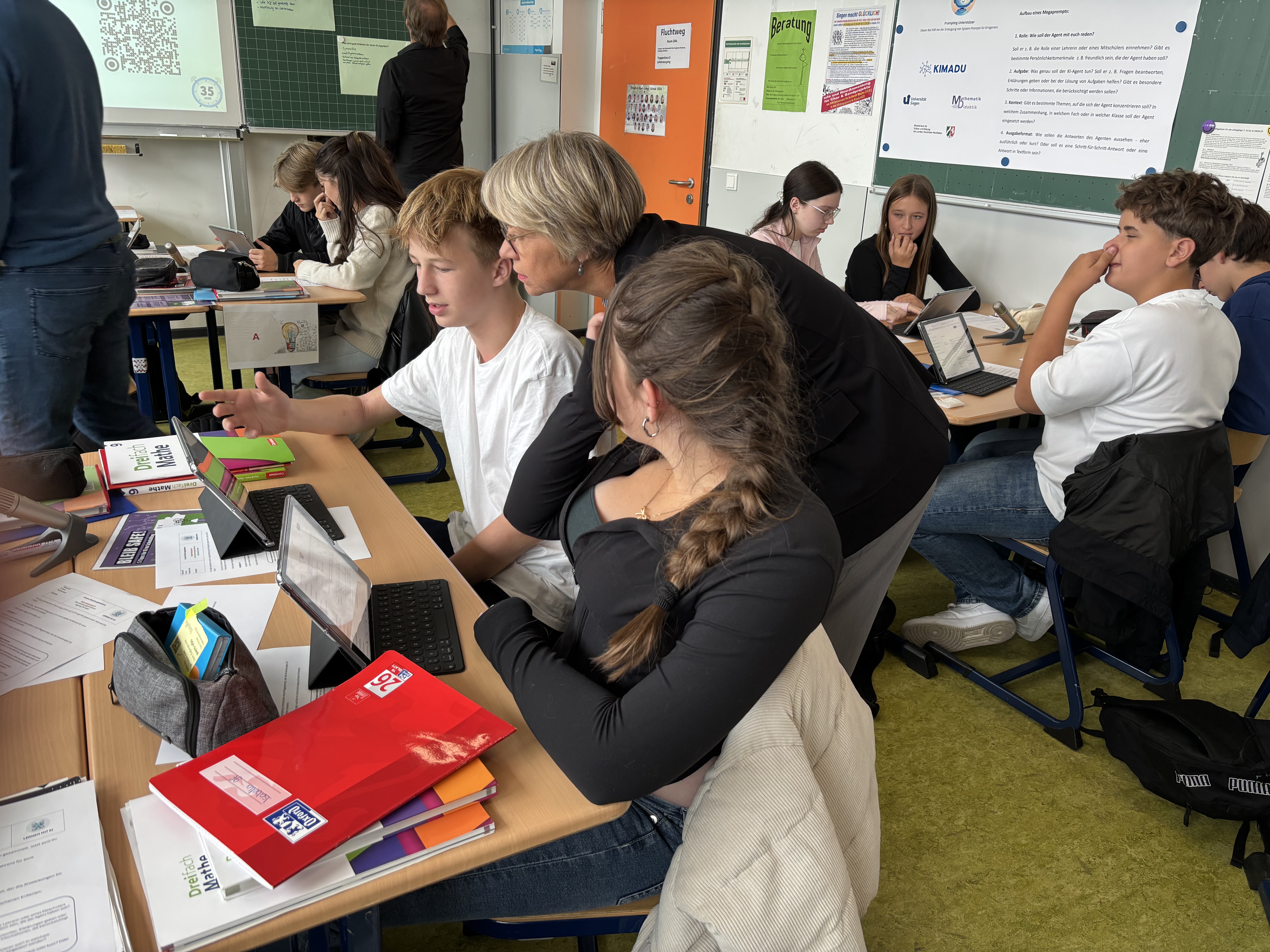 Das Bild zeigt Schülerinnen und Schüler mit Dorothee Feller.