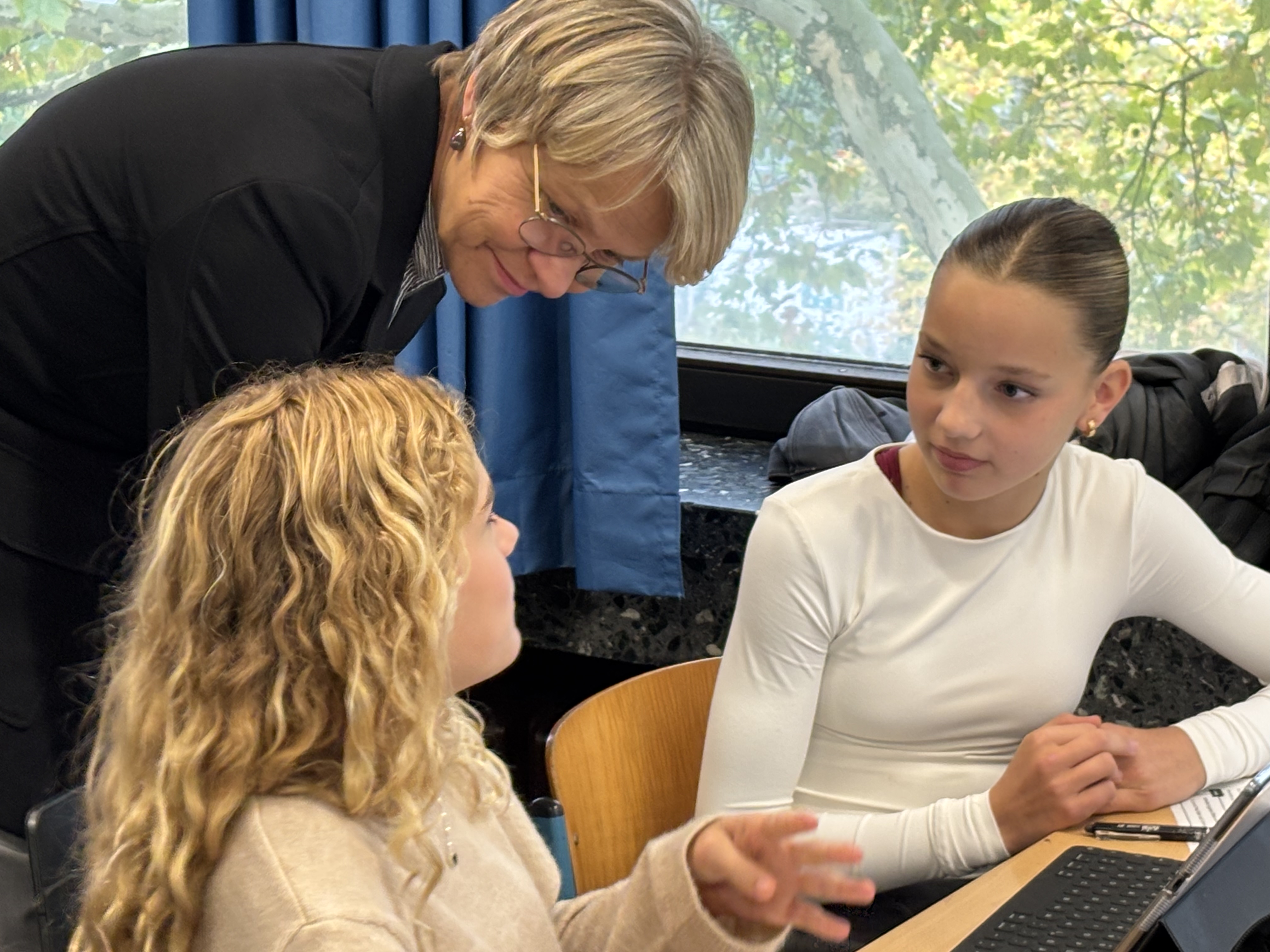 Das Bild zeigt Schülerinnen mit Dorothee Feller.