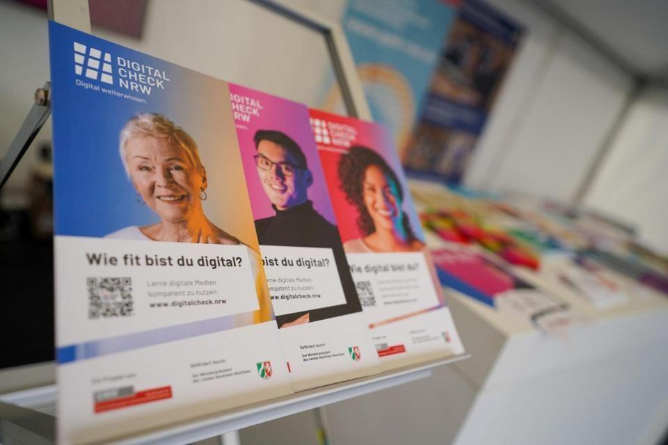 Das Bild zeigt Flyer vom Projekt #DigitalCheckNRW