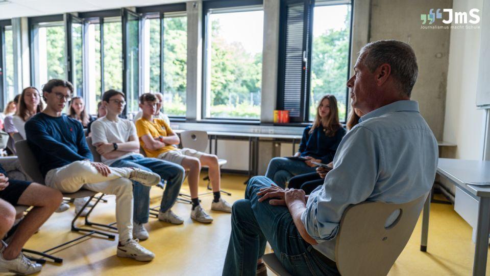 Das Bild zeigt Teilnehmende von Journalismus macht Schule.